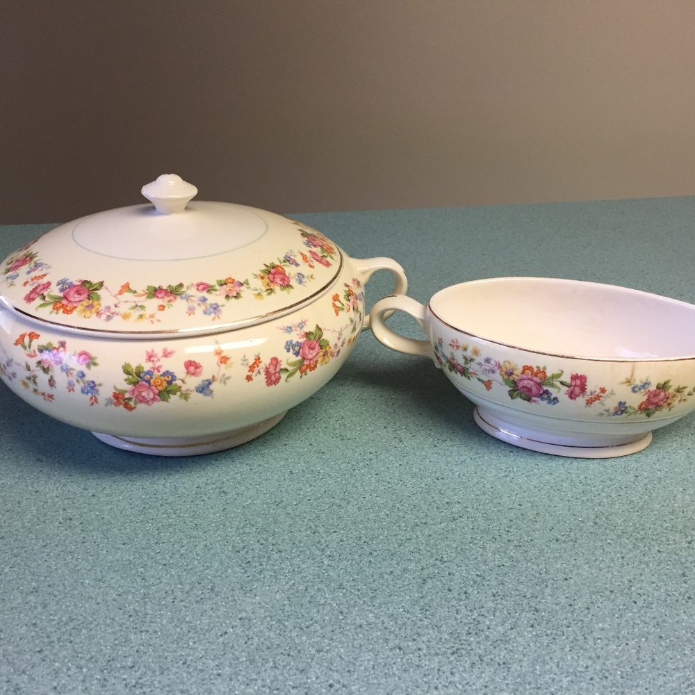 VINTAGE SET SALEM DEBUTANTE COVERED  HANDLED DISH AND  HANDLED GRAVY DISH